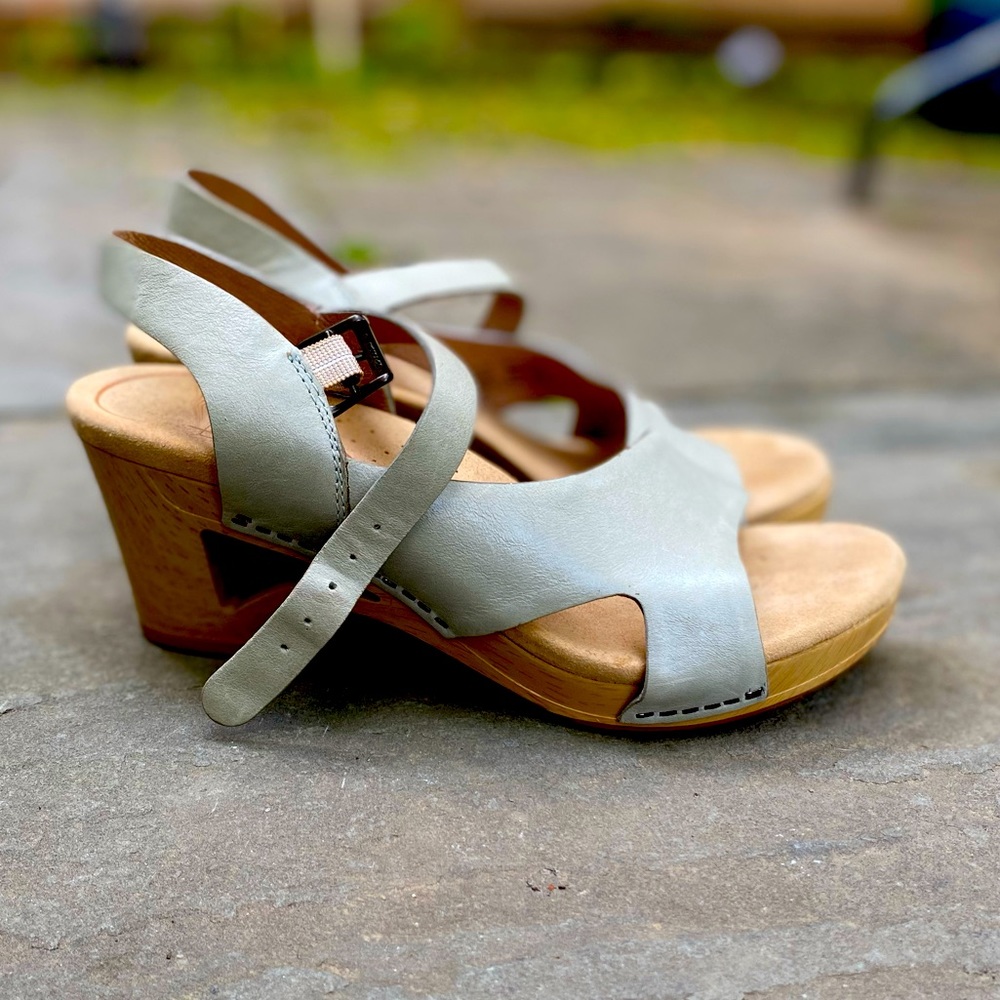 Dansko Tasha Open Toe Green Leather Wooden Cut-out heel Size 37 or 6.5 - Picture 3 of 7